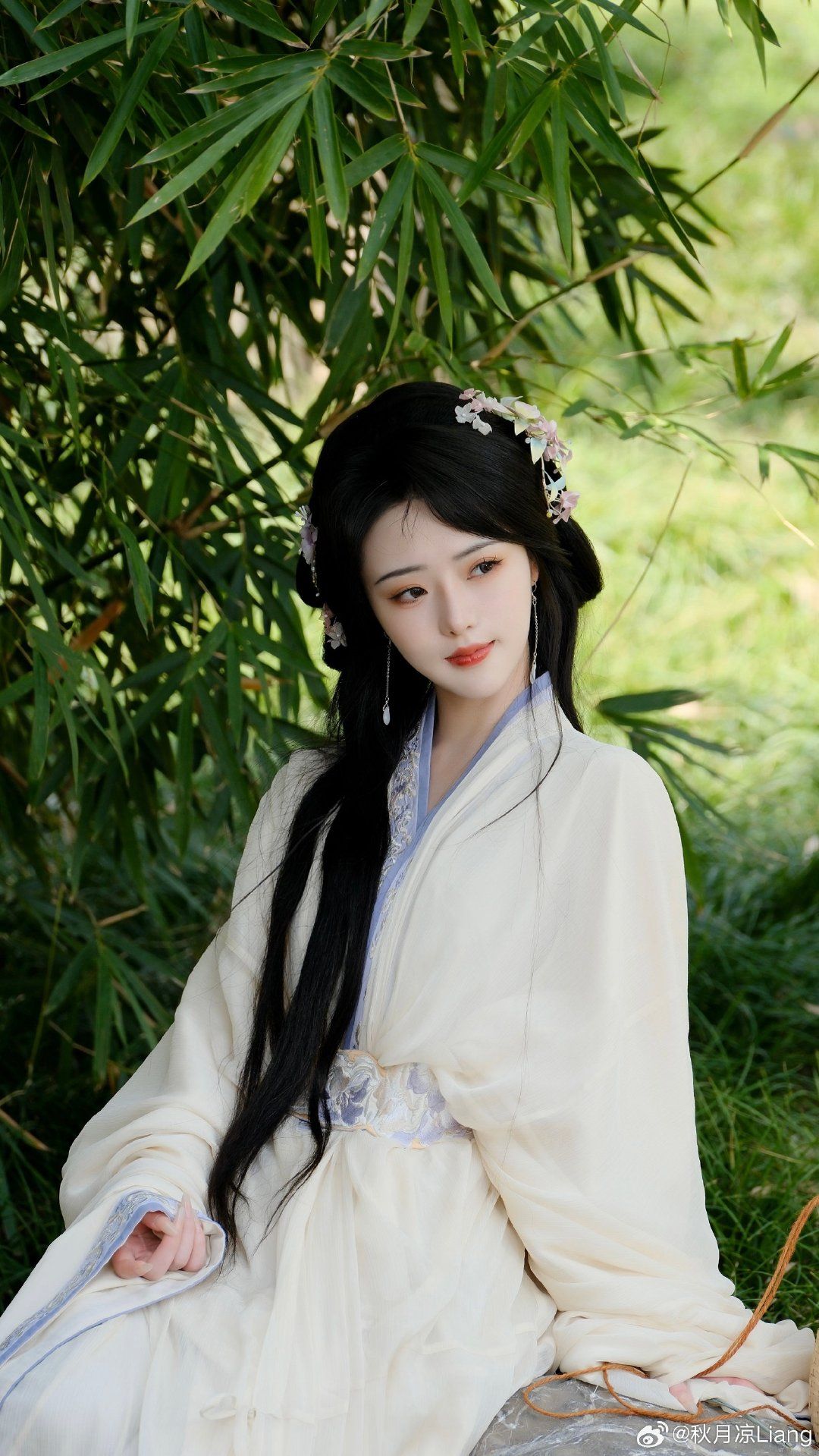 The Magnificent彼岸花 in Hanfu Fashion:A Tale of Splendid Splendor