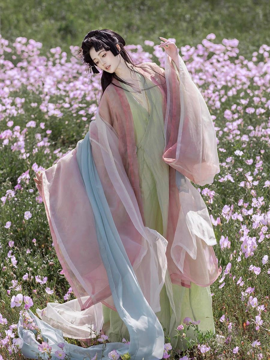 The Evolution of Traditional Chinese Performance Costumes:The Revival of Hanfu Fashion