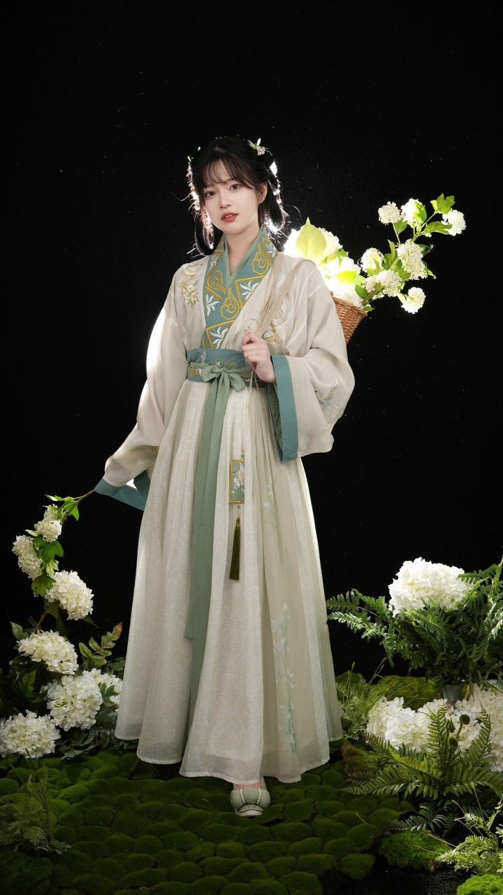 Embracing the Eroticism of Cheongsam:The Art of Qiqing Fashion Embracing the Eroticism of Cheongsam:The Art of Qiqing Fashion