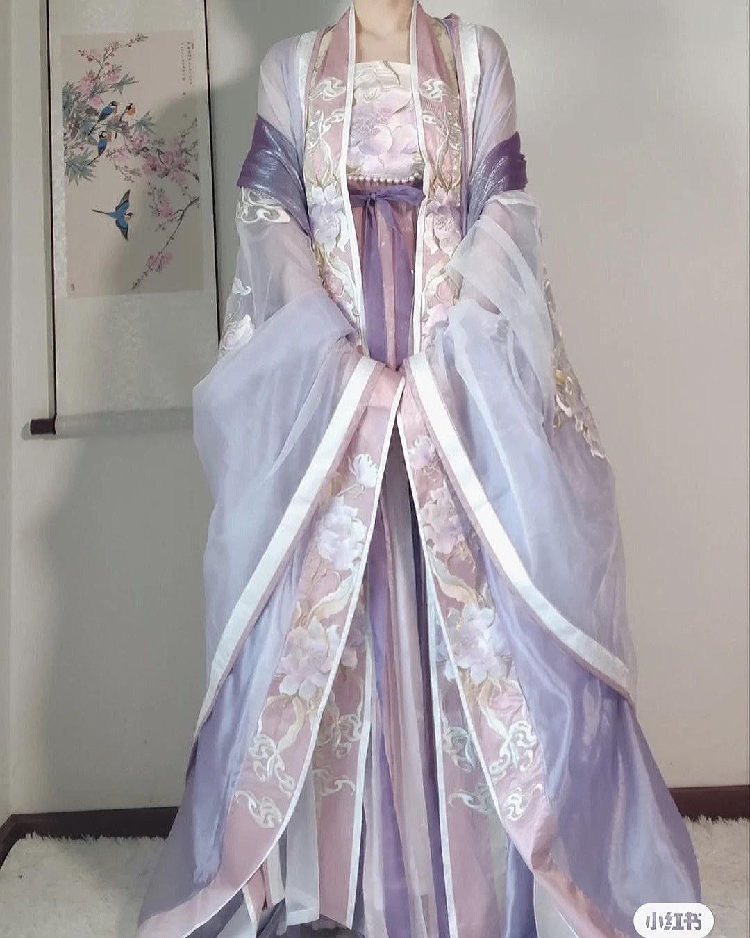 The Elegance of Cheongsam with Long-Sleeved Overlays The Elegance of Cheongsam with Long-Sleeved Overlays