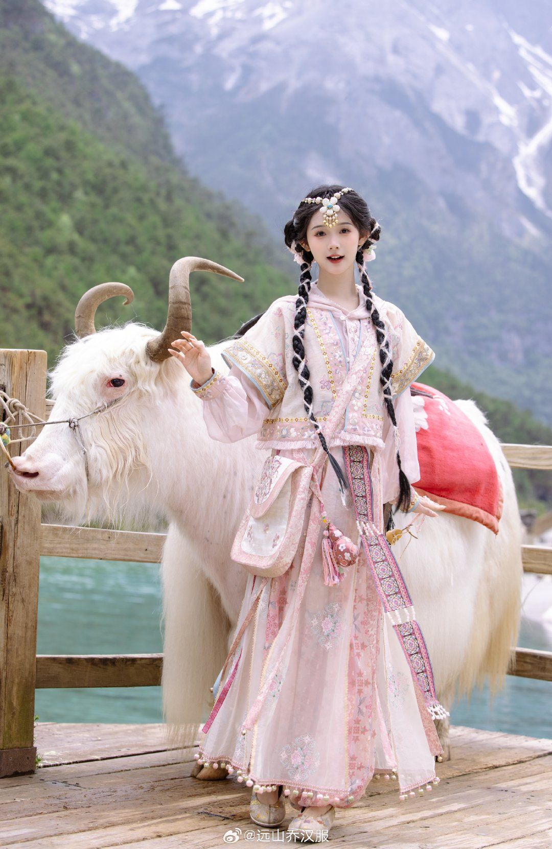 Nightclub Elegance:The Allure of Cheongsam in the Dark Nightclub Elegance:The Allure of Cheongsam in the Dark