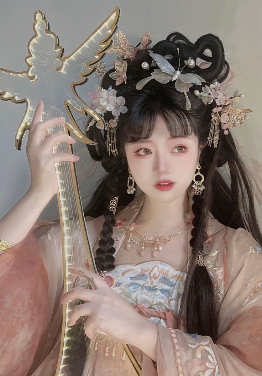 Traditional Cheongsam and Fake Hair Buns:A Cultural Exploration Traditional Cheongsam and Fake Hair Buns:A Cultural Exploration
