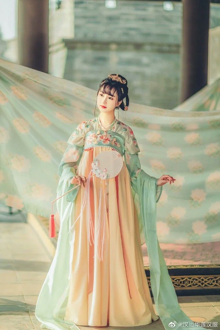 Embracing Tradition:Maternity Photos with Hanfu Fashion Embracing Tradition:Maternity Photos with Hanfu Fashion