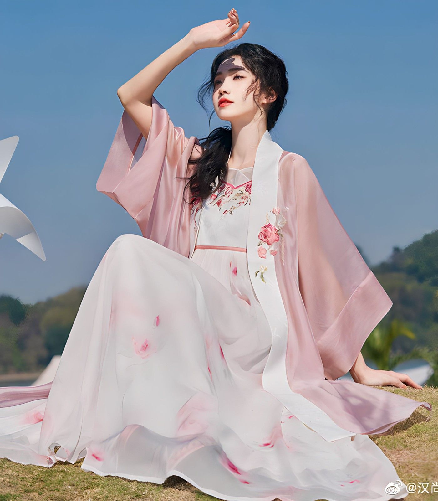 Sleeveless Cheongsam Fish-Tail Skirt:Embracing Traditional Elegance with Modern Glamour Sleeveless Cheongsam Fish-Tail Skirt:Embracing Traditional Elegance with Modern Glamour