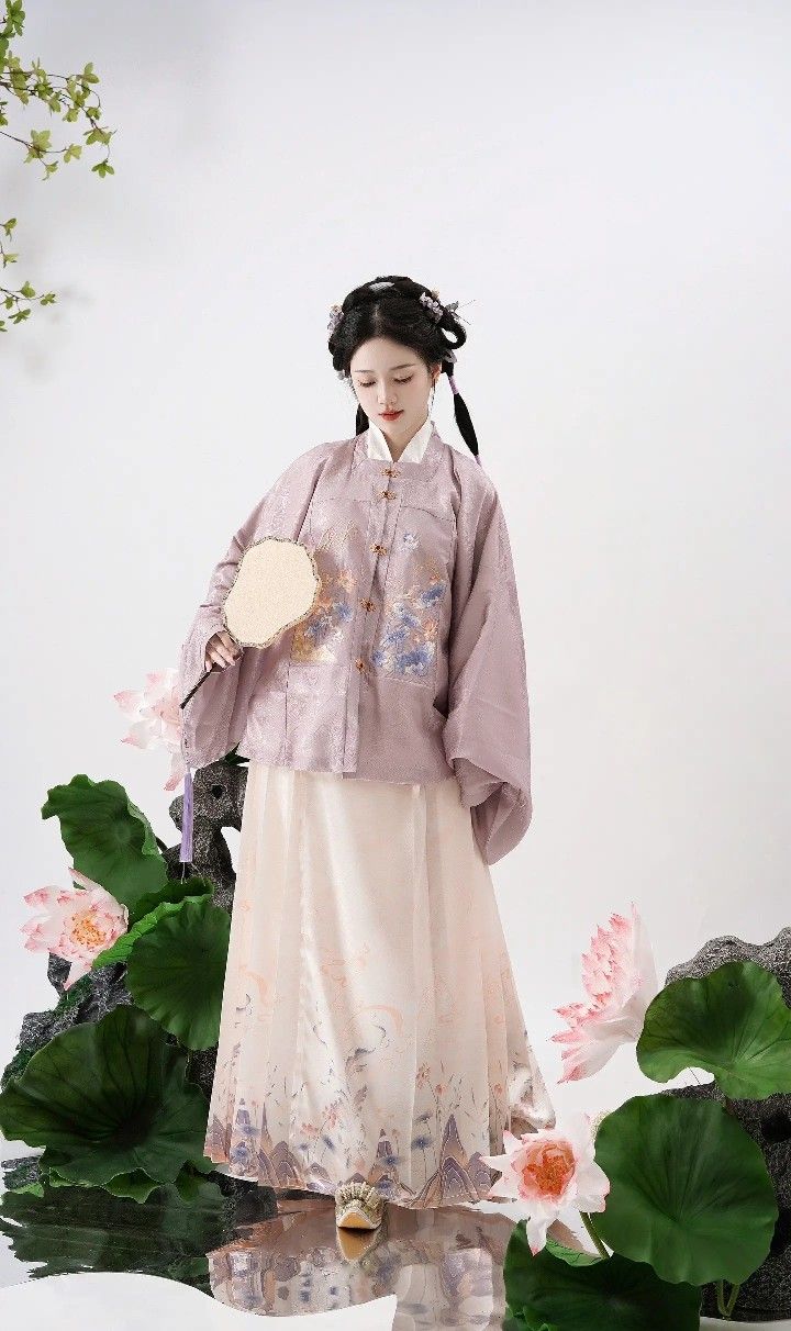 Embroidered Blue Horseface Skirt:A Blend of Tradition and Elegance Embroidered Blue Horseface Skirt:A Blend of Tradition and Elegance