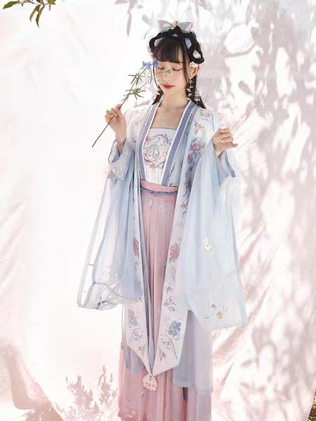 Emerald Green Cheongsam:A Tale of Elegance and Heritage