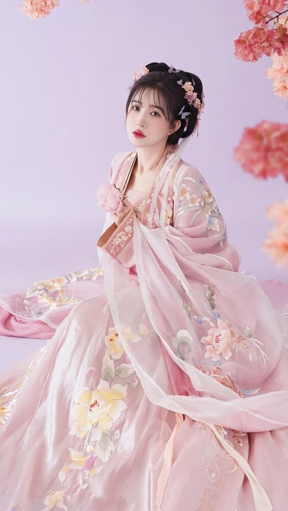 Yijia Hong Qipao Shop:A Glimpse into the World of Traditional Chinese Elegance