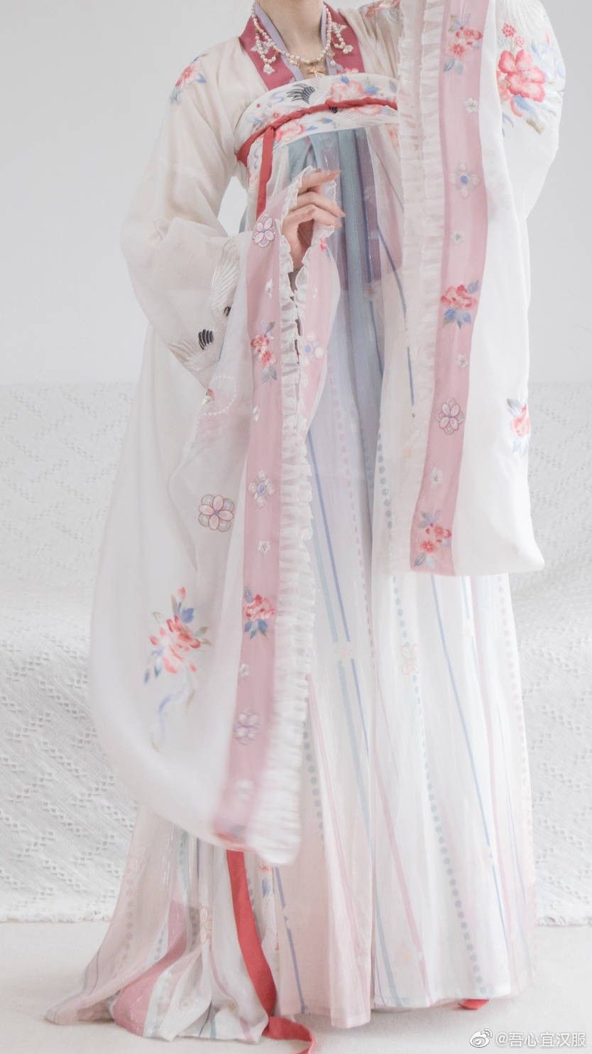 Embracing Summer Elegance:The Art of Womens Qipao Dress Embracing Summer Elegance:The Art of Womens Qipao Dress