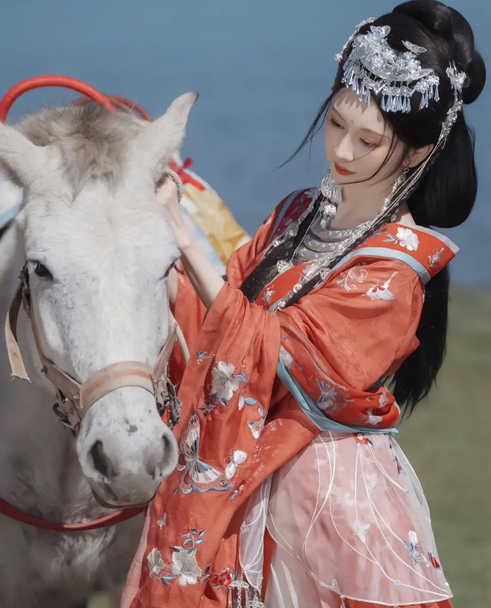 The Splendor of Traditional Hanfu Hair Accessories:The Blooming Flower Style