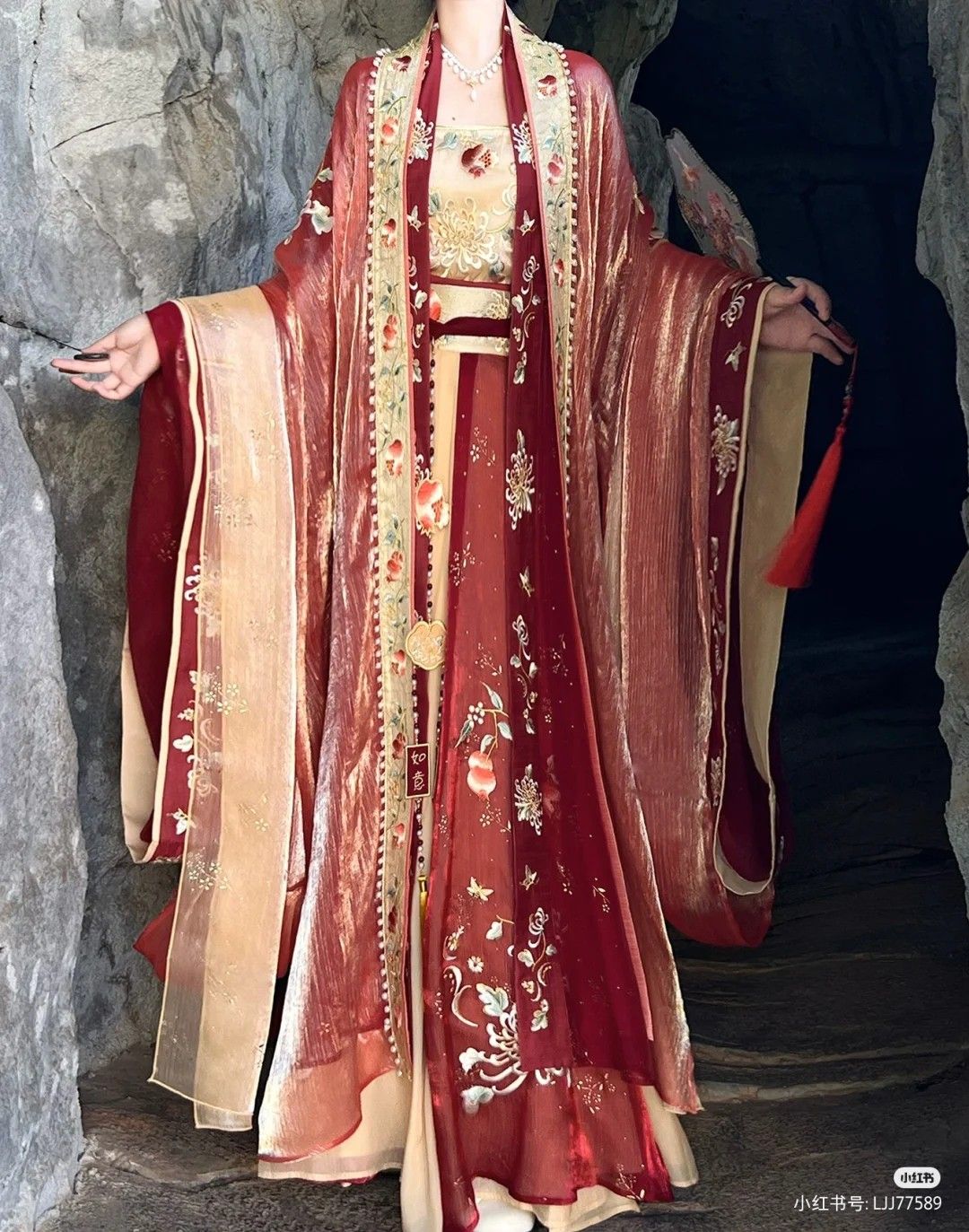 Enhancing Elegance with Horseface Skirt Jewelry,Necklaces and Headpieces Enhancing Elegance with Horseface Skirt Jewelry,Necklaces and Headpieces