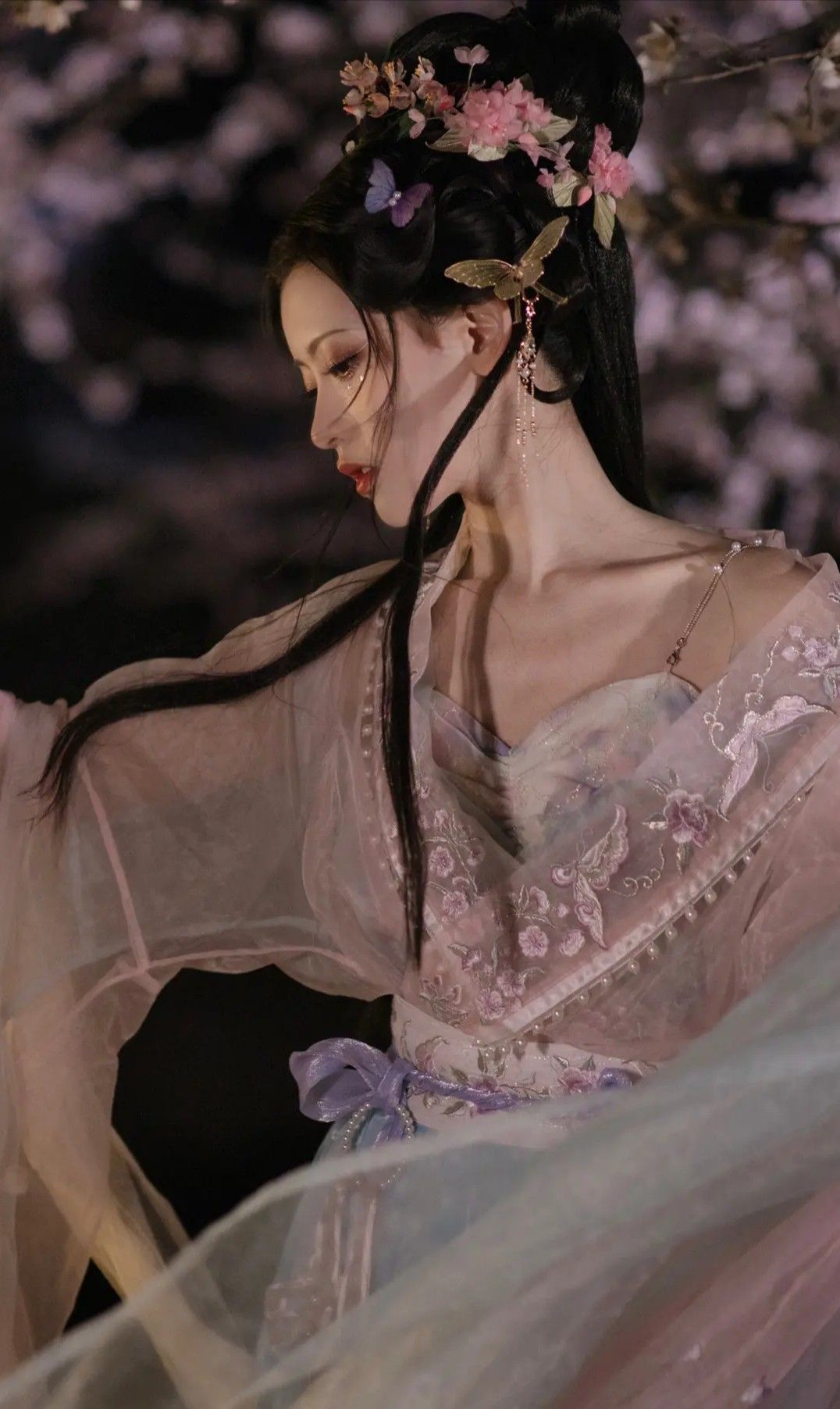 Reimagining Traditional Chinese Qipao in a Modern Revival Style Reimagining Traditional Chinese Qipao in a Modern Revival Style