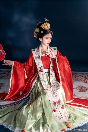 Traditional Chinese-Style Womens Blouse with Tang Costume Elements Traditional Chinese-Style Womens Blouse with Tang Costume Elements