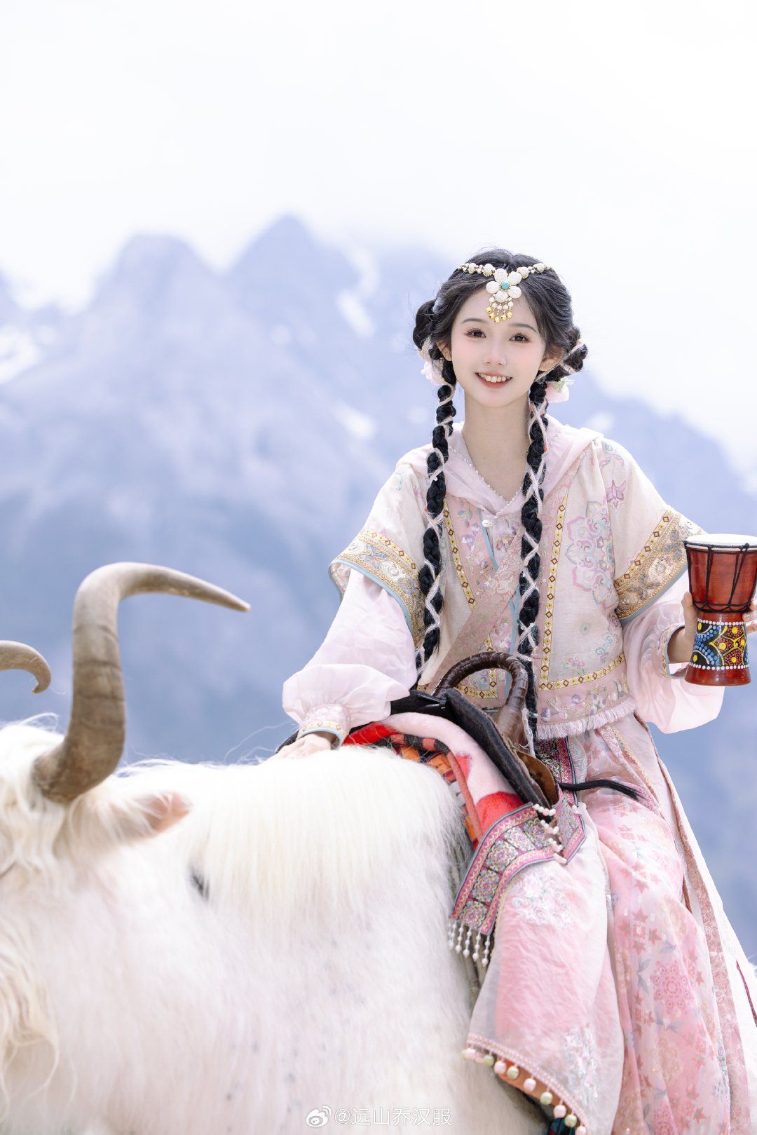The Red Horseface Skirt:A Traditional Wedding Dress in Chinese Culture The Red Horseface Skirt:A Traditional Wedding Dress in Chinese Culture