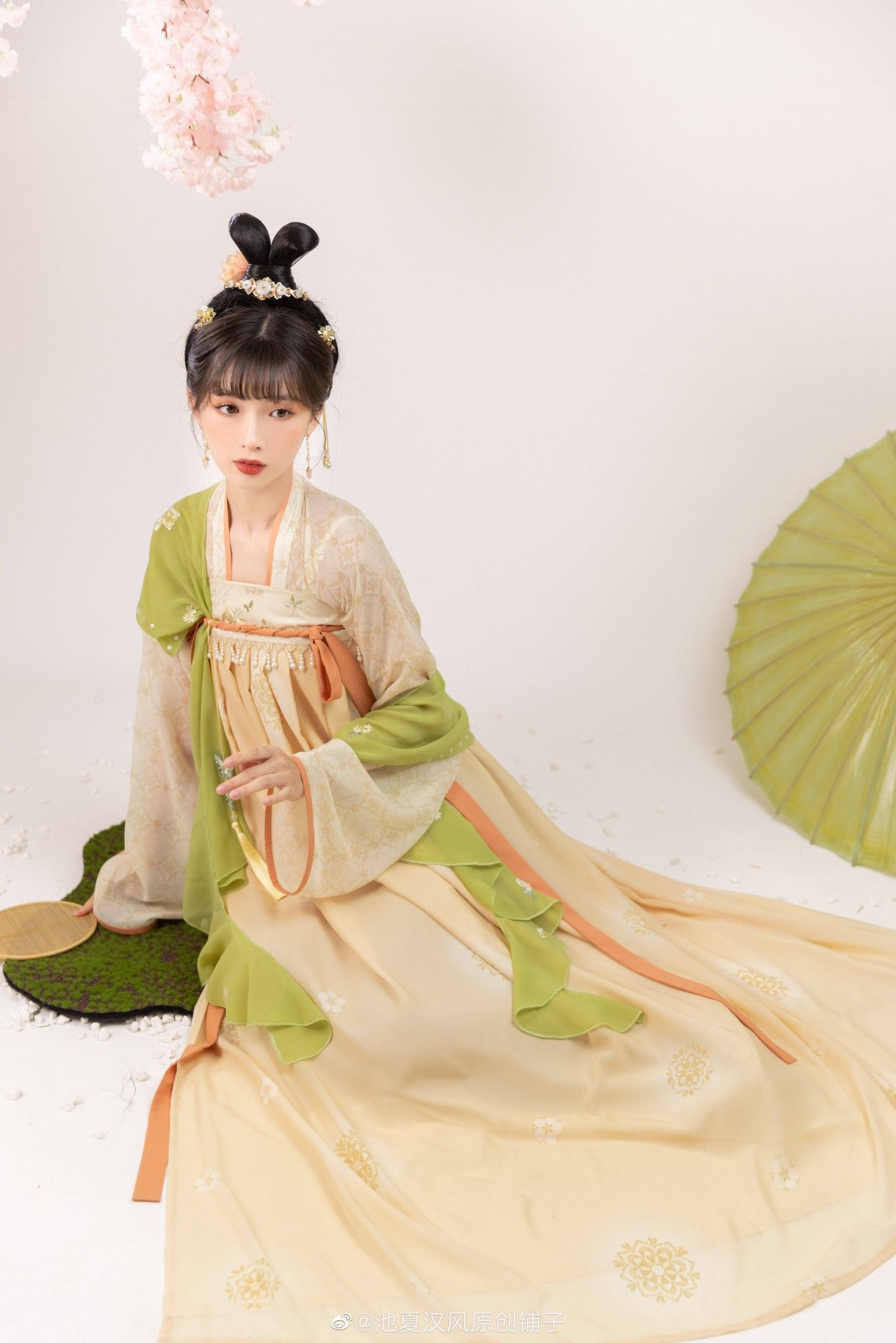 The Art of Cheongsam and Shoes in the Republic of China Era The Art of Cheongsam and Shoes in the Republic of China Era