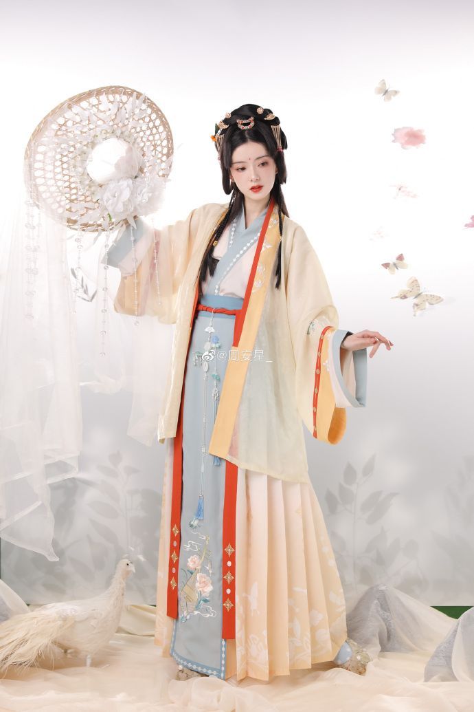 Li Ziqis Hanfu Style:Exploring the Allure of Traditional Chinese Fashion Li Ziqis Hanfu Style:Exploring the Allure of Traditional Chinese Fashion