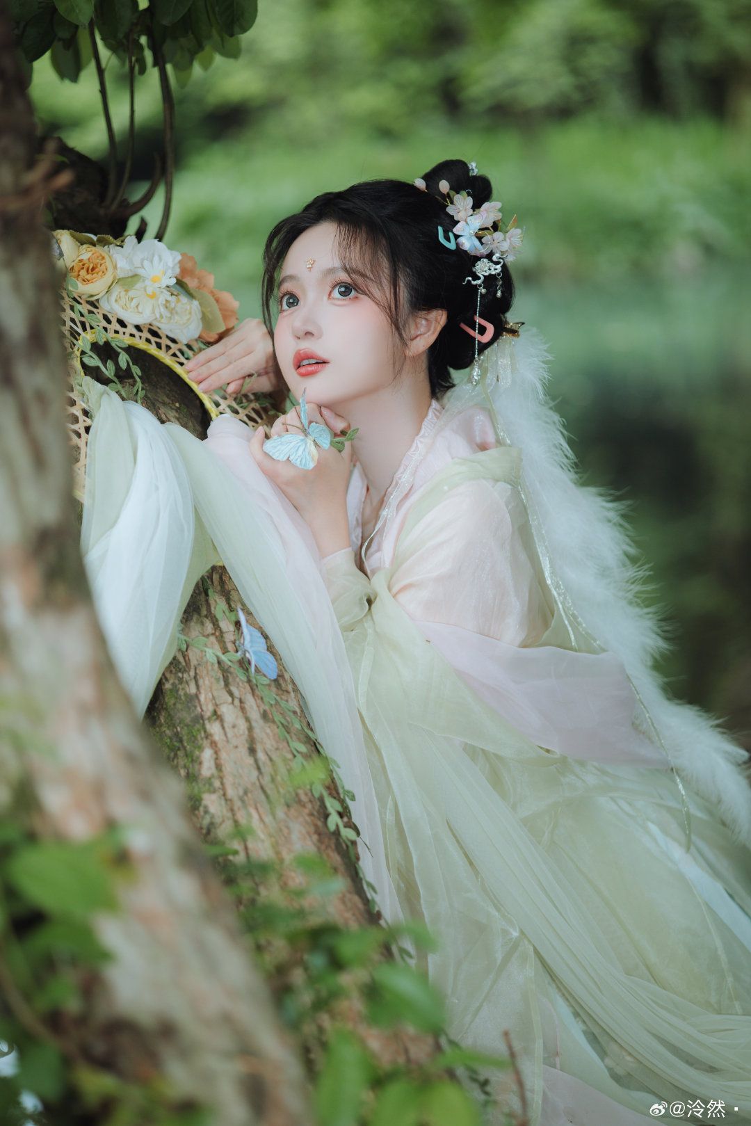 Red Reimagined Qipao for the Petite Figure:A Fashionable Journey Red Reimagined Qipao for the Petite Figure:A Fashionable Journey
