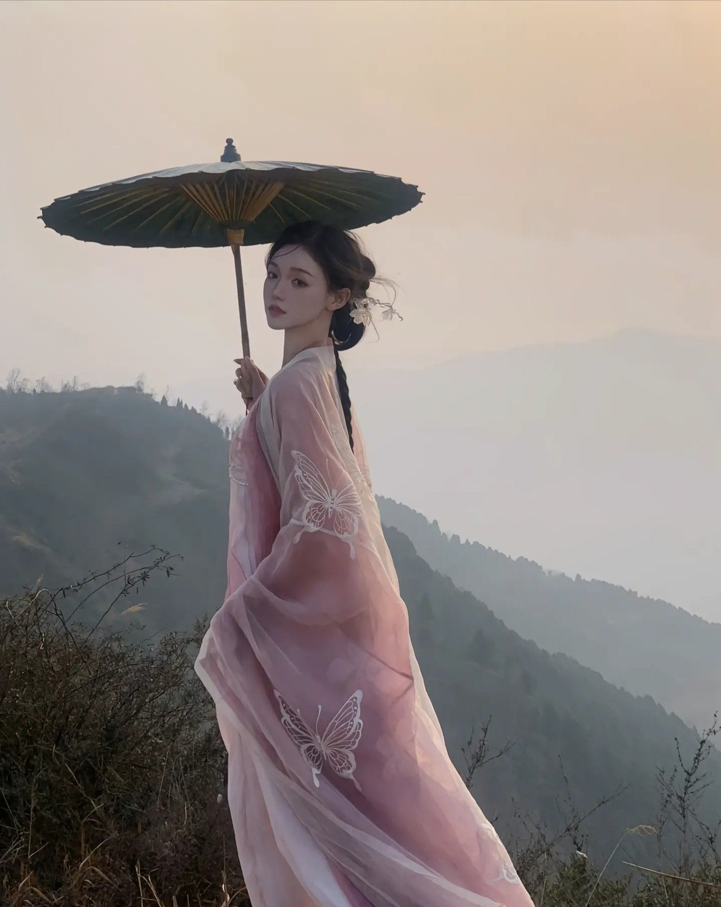 Vibrant Cheongsam:Embracing the Autumn and Winter in Bright Colors Vibrant Cheongsam:Embracing the Autumn and Winter in Bright Colors