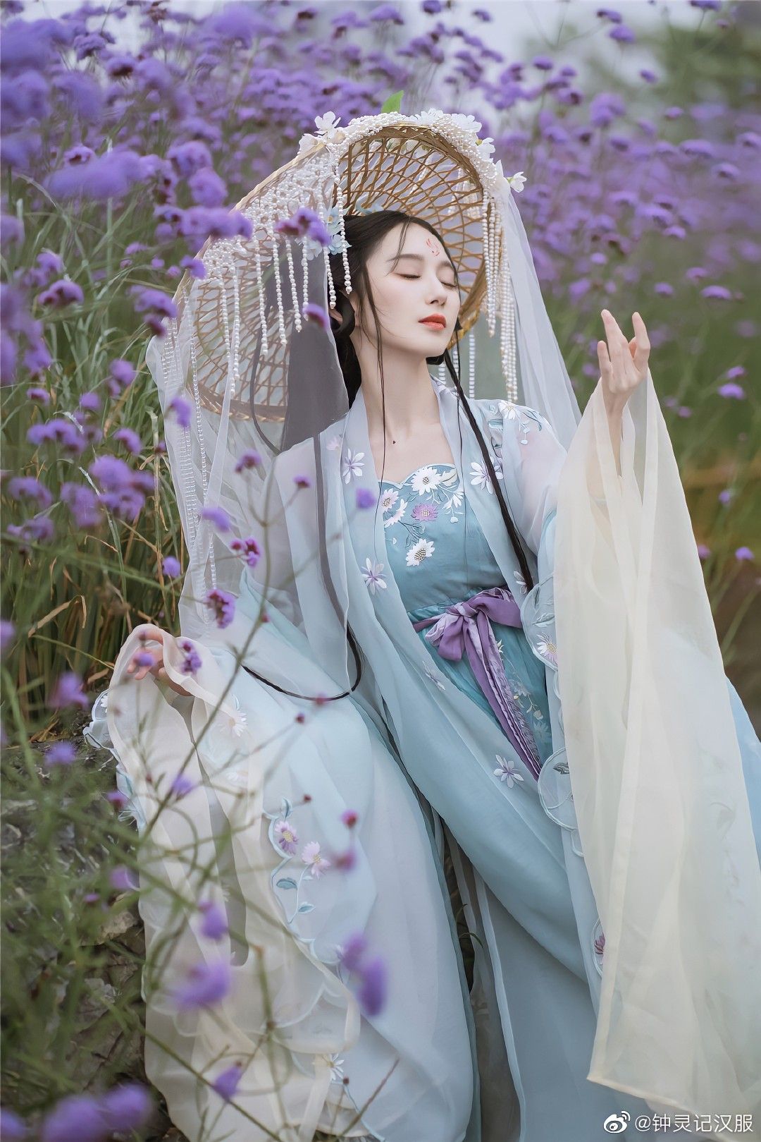 Summer in a Sleeveless Cheongsam:Embracing the Trend of Collarless Elegance Summer in a Sleeveless Cheongsam:Embracing the Trend of Collarless Elegance