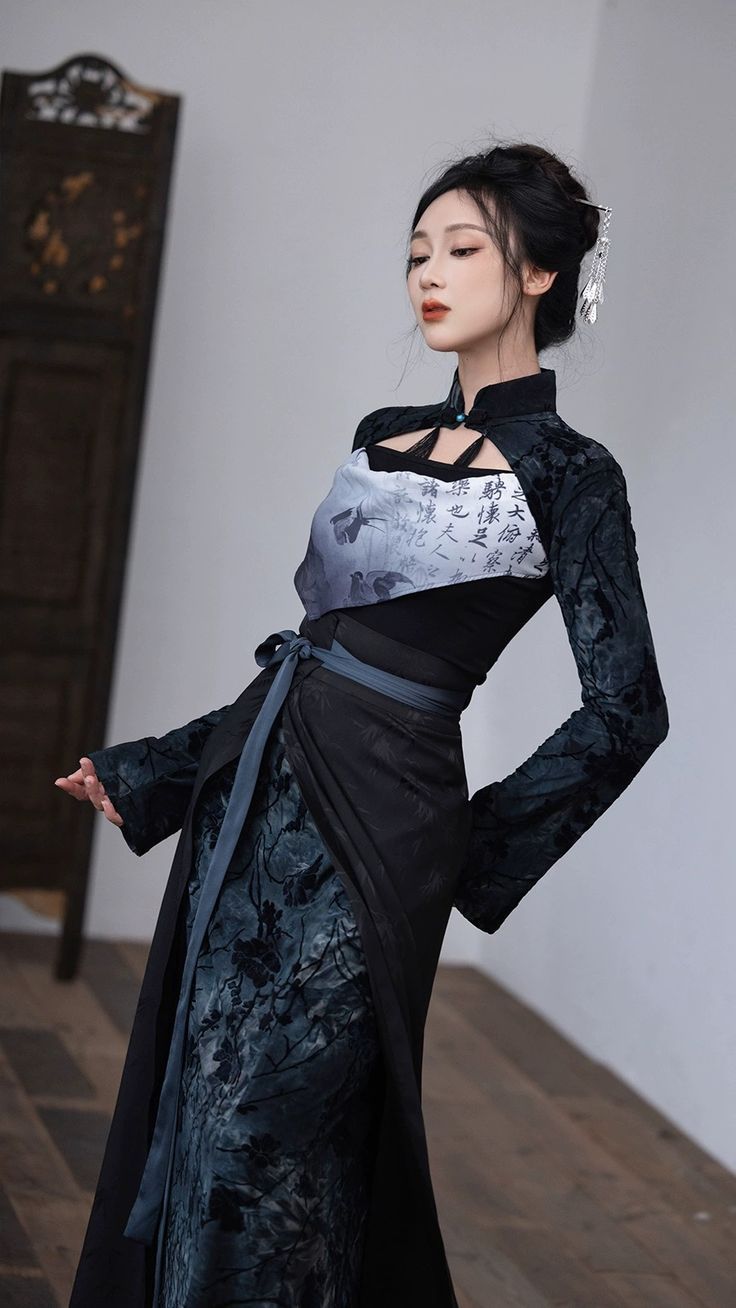 Winter Elegance of the Plump Qipao Lady Winter Elegance of the Plump Qipao Lady
