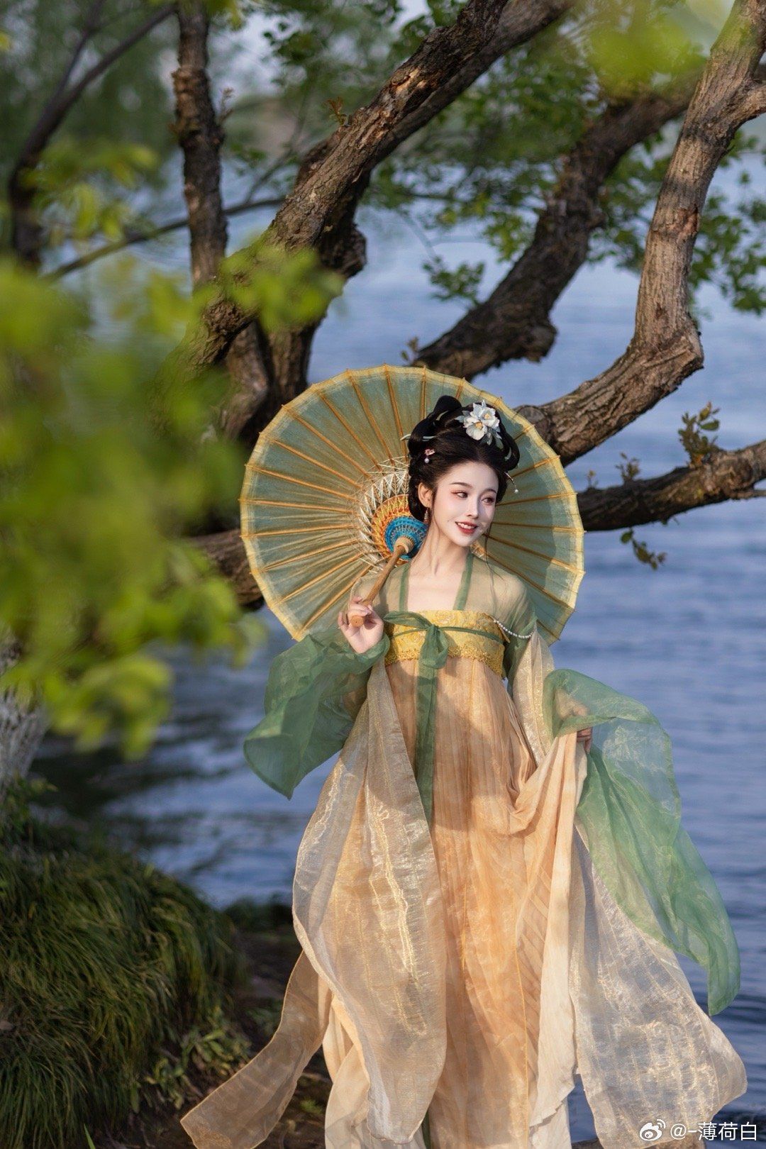 The Charm of Chest-Length Hanfu Robes with Six-Meter Swish The Charm of Chest-Length Hanfu Robes with Six-Meter Swish