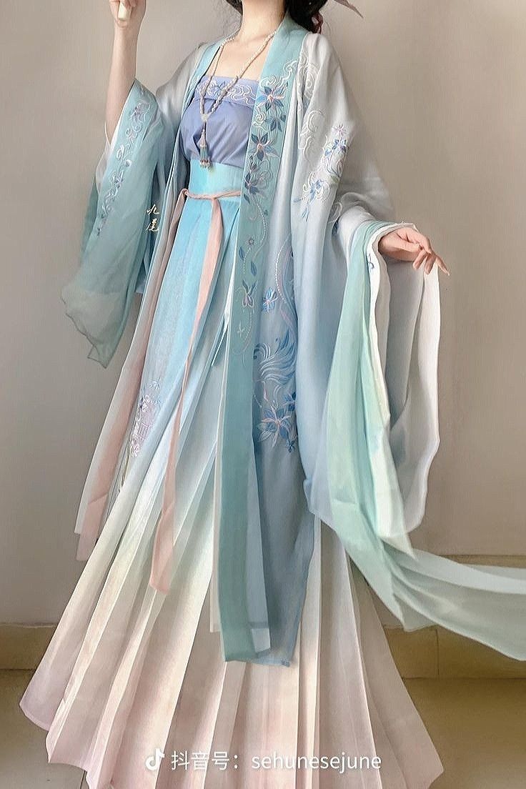 The Charm of Cheongsams Waterfall Collar:A Journey into Traditional Elegance