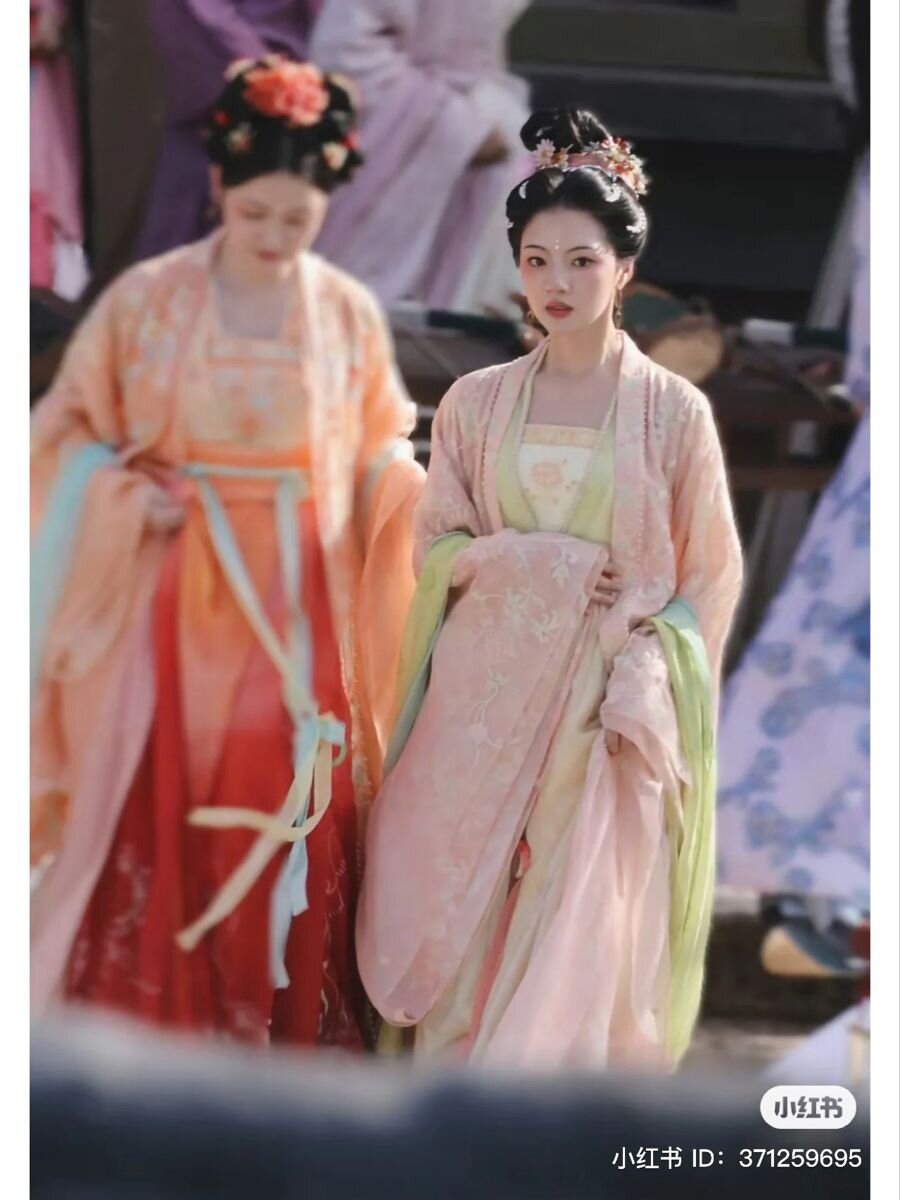 Improving the Daily Commuting Experience with Modernized Hanfu Fashion for Autumn-Winter Seasons Improving the Daily Commuting Experience with Modernized Hanfu Fashion for Autumn-Winter Seasons