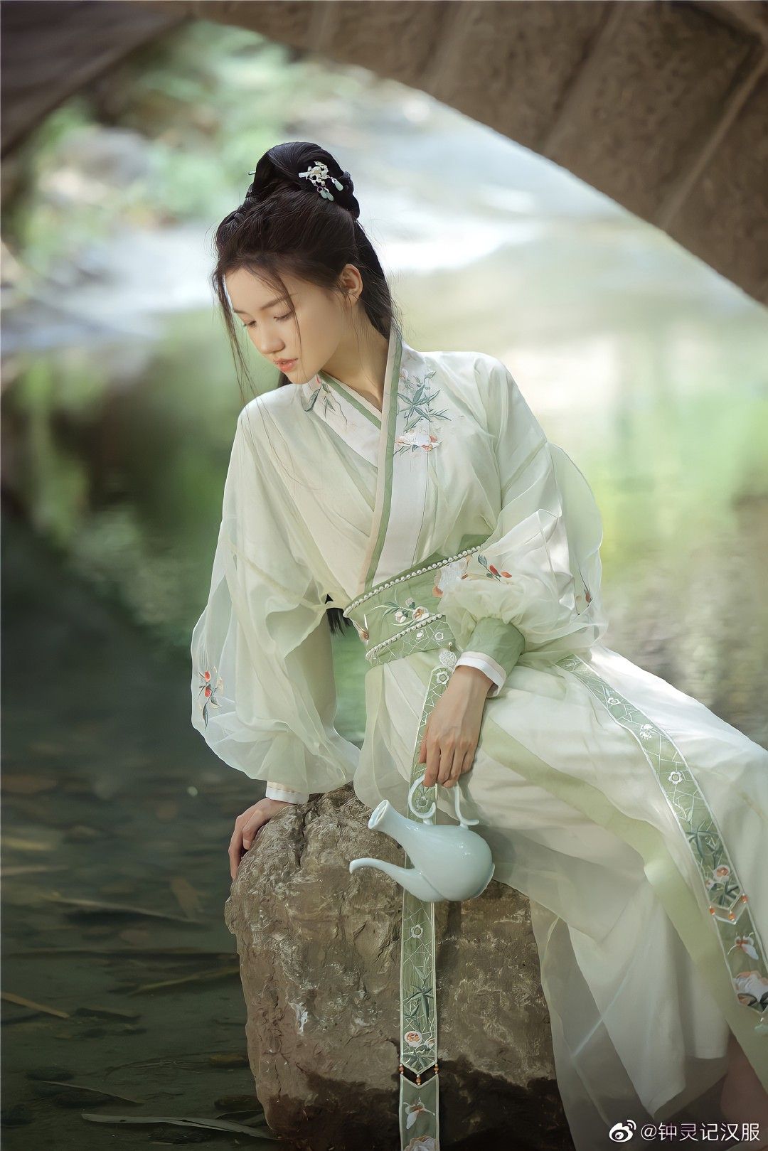 Embracing the Blooming Splendor:The Art of Flower Decorations on Cheongsam Embracing the Blooming Splendor:The Art of Flower Decorations on Cheongsam