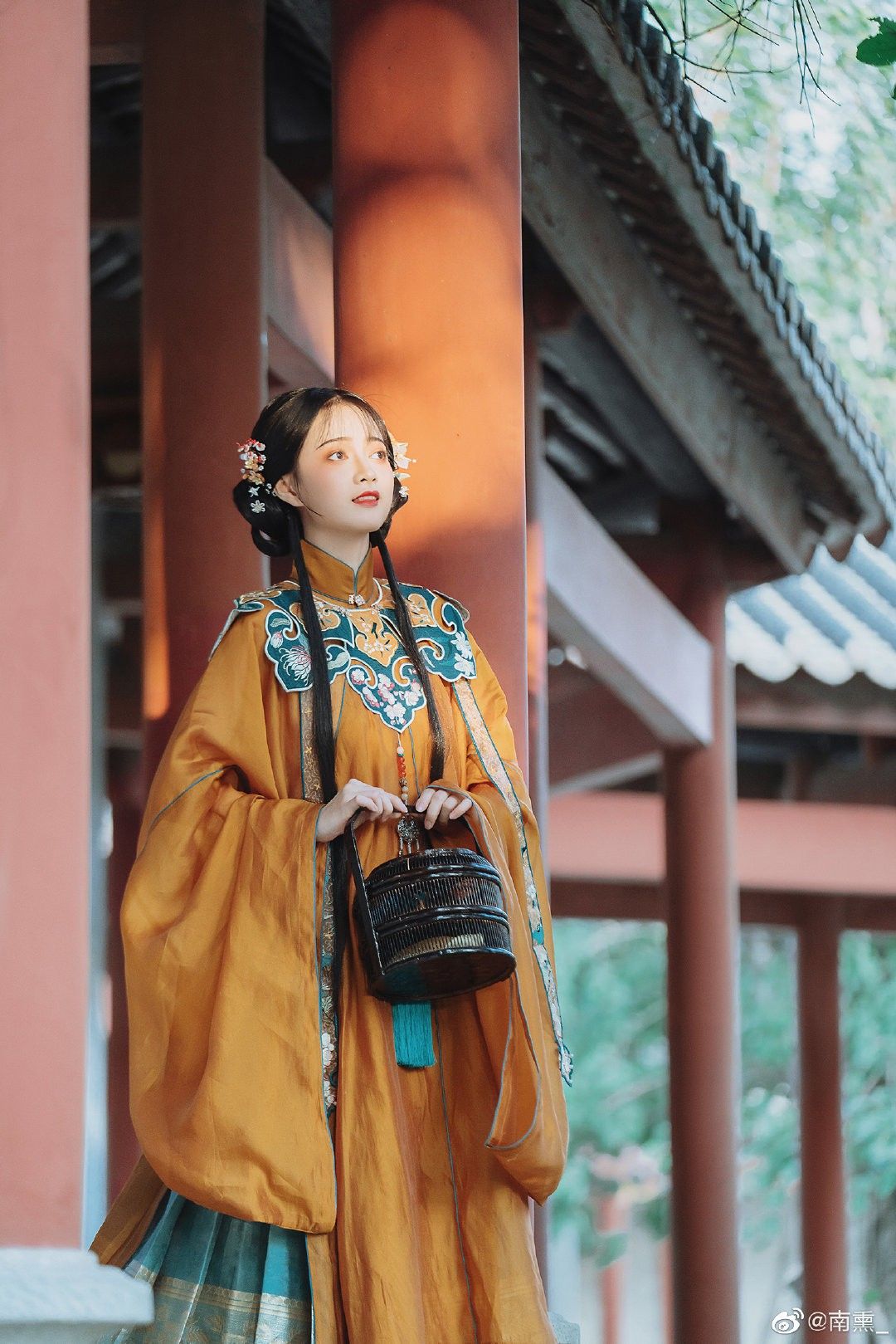 Eight-Part Short-Style Horseface Skirt Ensemble A Fashion Statement with Traditional Charm Eight-Part Short-Style Horseface Skirt Ensemble A Fashion Statement with Traditional Charm