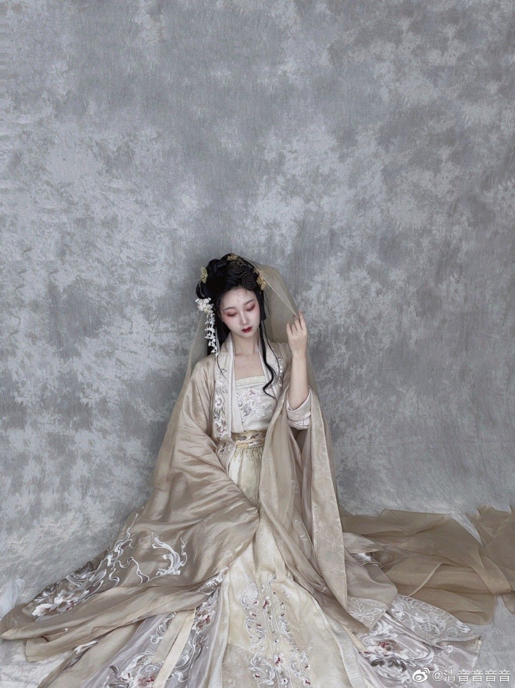 Vibrant Cheongsam Blouse:A Stunning Traditional Beauty