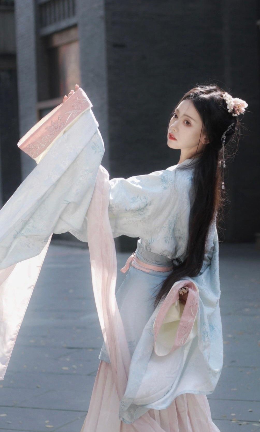 The Allure of Mu Ziqis Hanfu Fashion:A Closer Look into the Traditional Chinese Elegance The Allure of Mu Ziqis Hanfu Fashion:A Closer Look into the Traditional Chinese Elegance