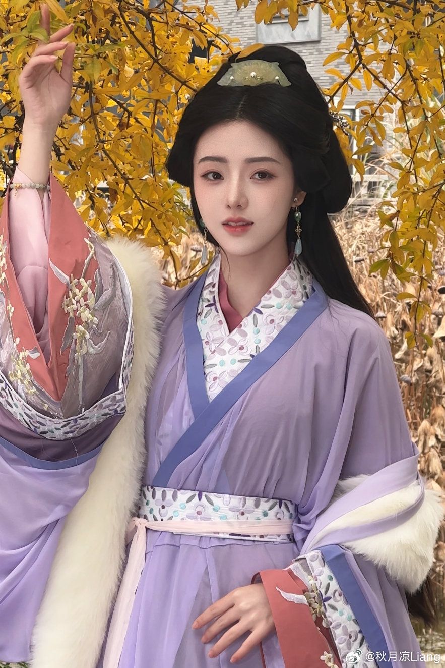The Cheongsam:A Girl’s Traditional Beauty The Cheongsam:A Girl’s Traditional Beauty