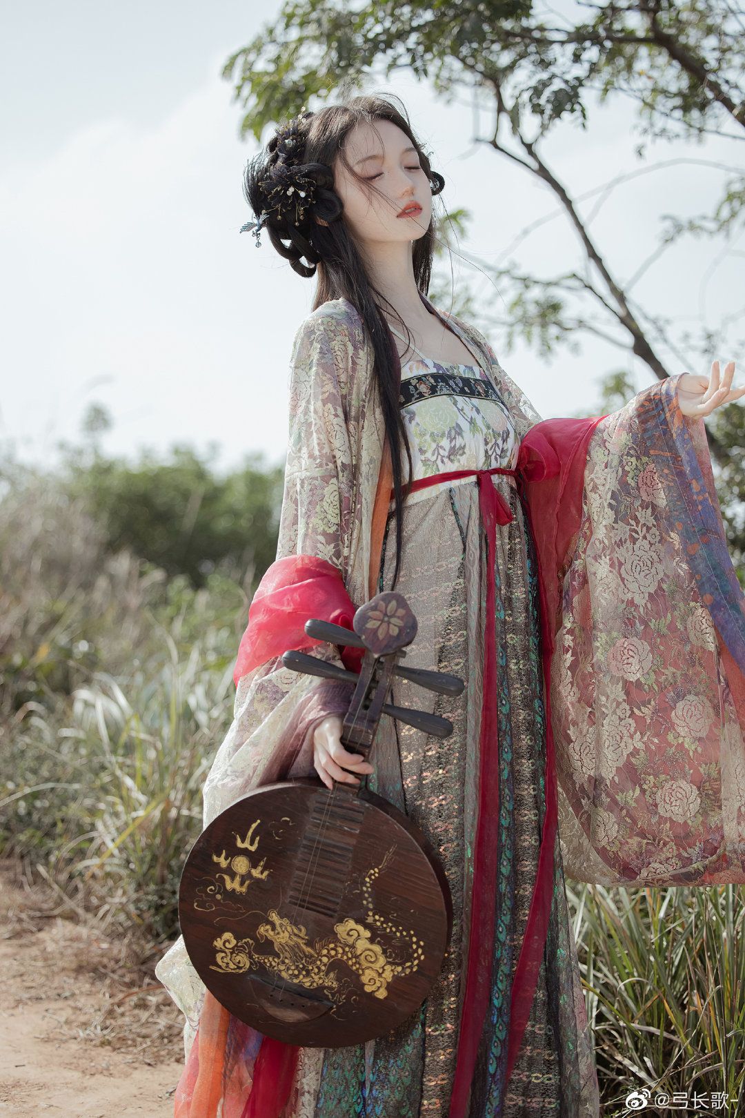 The Elegance of Fans,Cheongsam,and Military Warlords in Traditional Chinese Culture The Elegance of Fans,Cheongsam,and Military Warlords in Traditional Chinese Culture