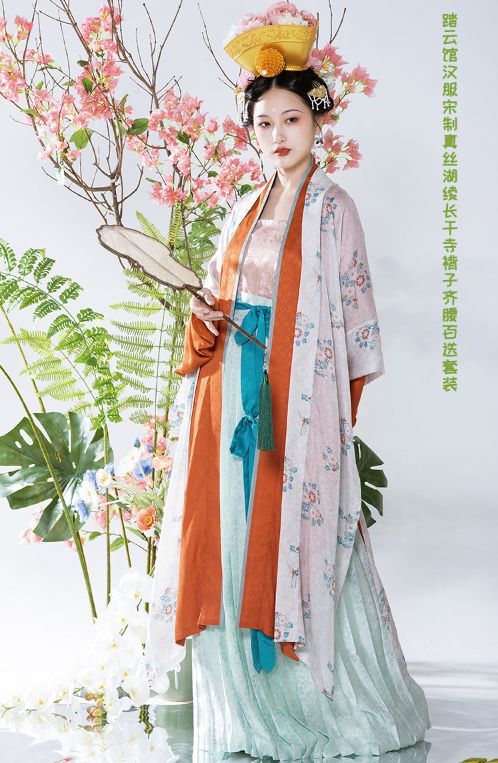 Elegant Girlhood in Traditional Hanfu Fashion:A Tale of Girls Hanfu Dance Fan Troupe