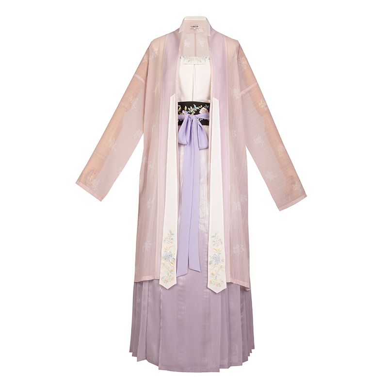 Reinventing Girls Hanfu:Modernizing Traditional Chinese Fashion Reinventing Girls Hanfu:Modernizing Traditional Chinese Fashion