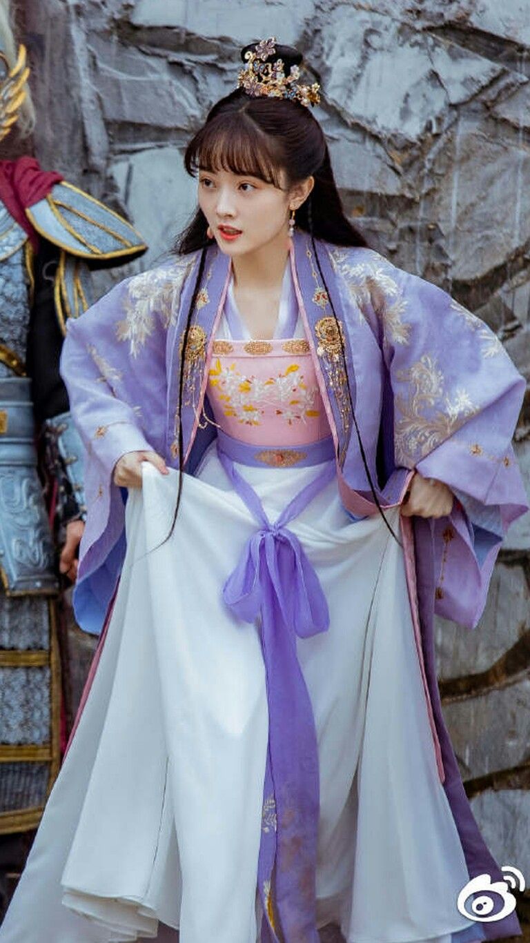 Plus-Size Beauty in Traditional Tang-Style Hanfu Fashion