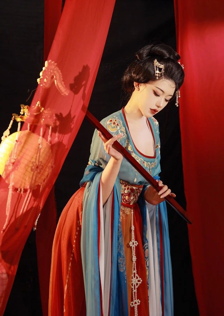 The Splendor of Song Dynasty Hanfu in Silk The Splendor of Song Dynasty Hanfu in Silk