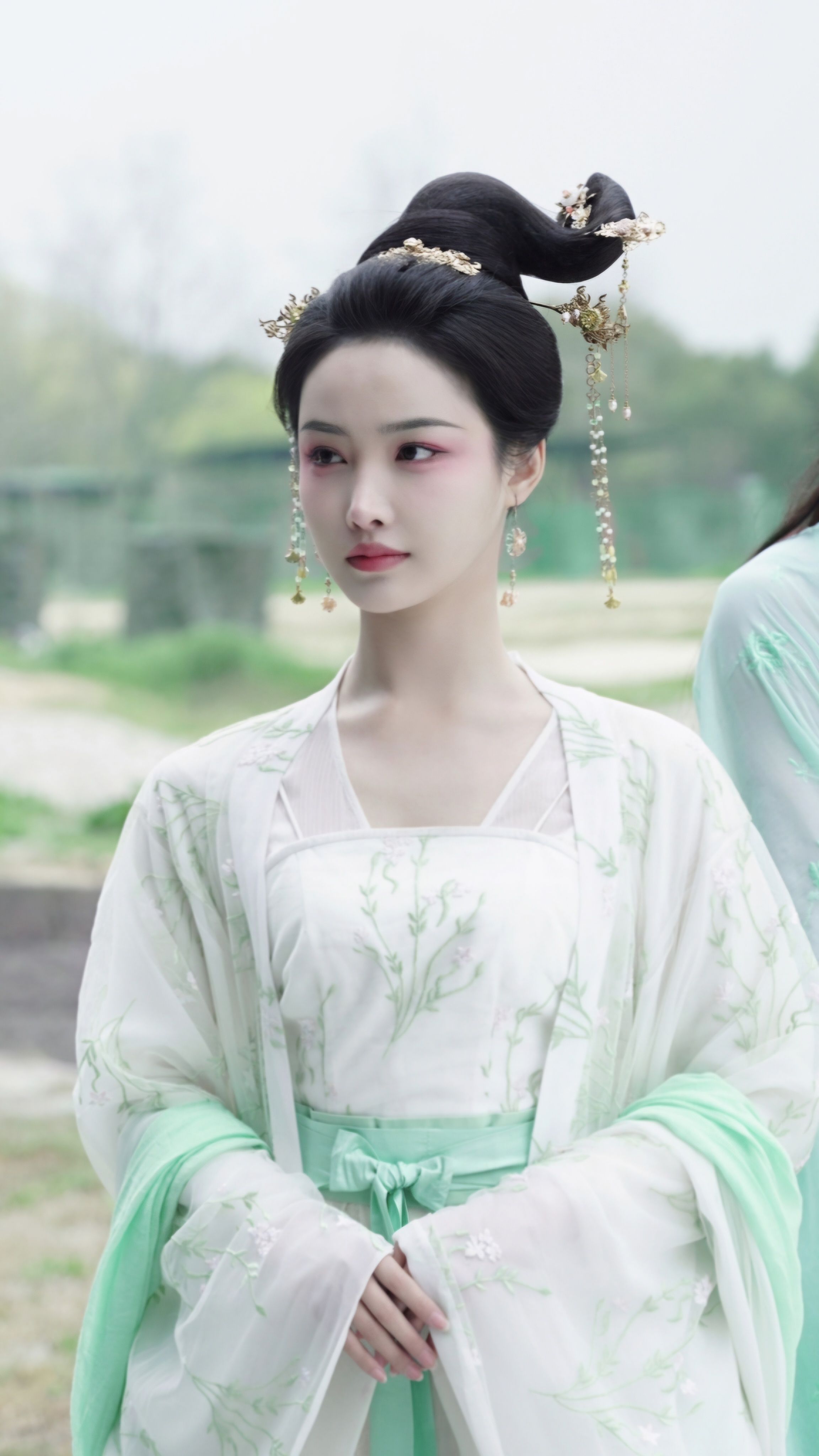 Daily Life of a Modern Hanfu Woman in Spring and Autumn Daily Life of a Modern Hanfu Woman in Spring and Autumn