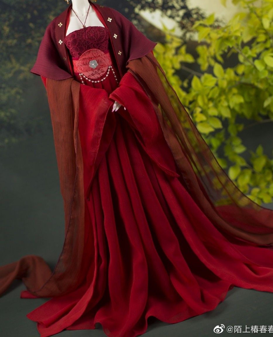 Red Horseface Skirt and V-neck Blouse:A Fashion Statement of Elegance and Vitality Red Horseface Skirt and V-neck Blouse:A Fashion Statement of Elegance and Vitality