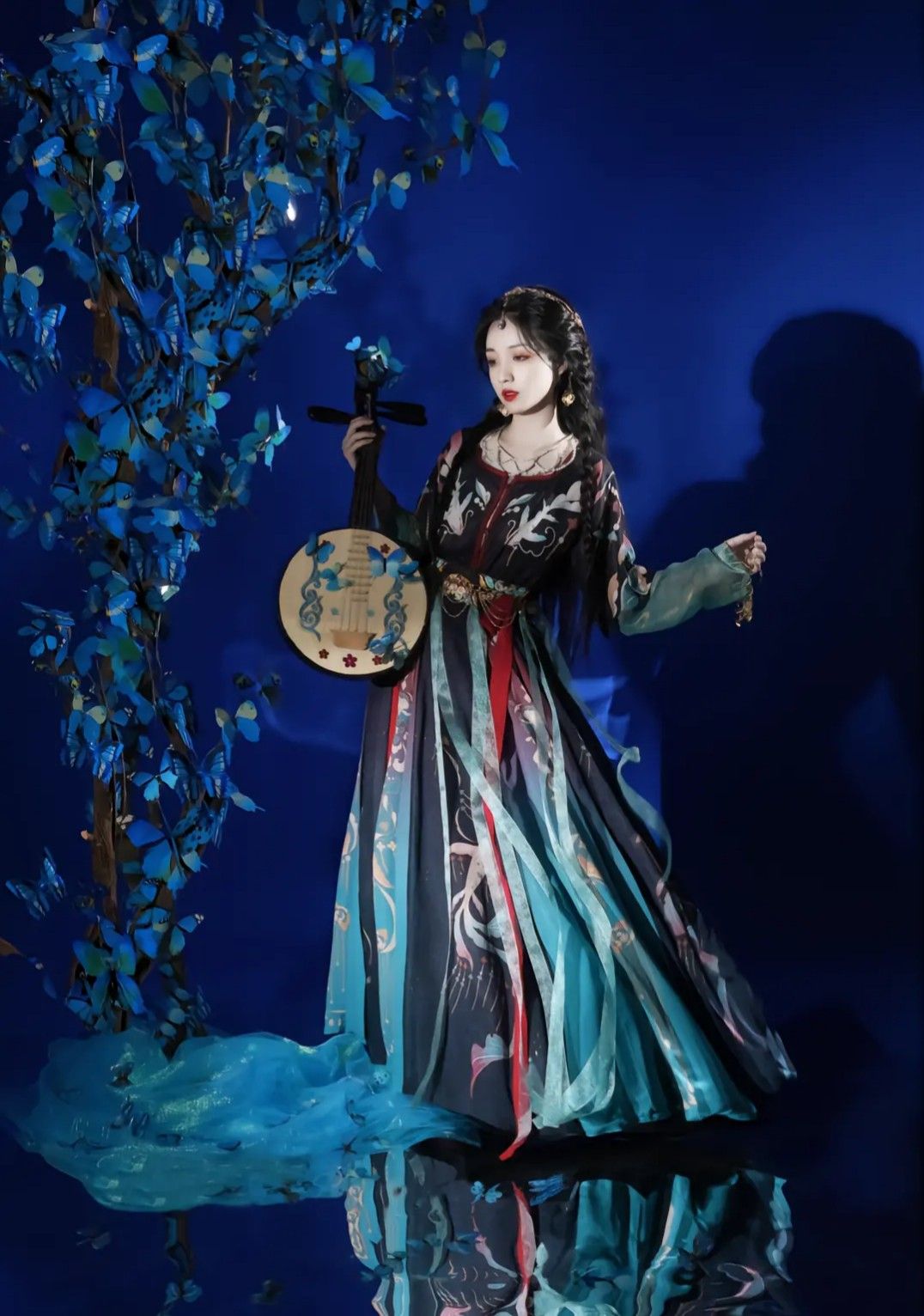 The Splendid Charm of Traditional Hanfu in the Radiant Moonlight