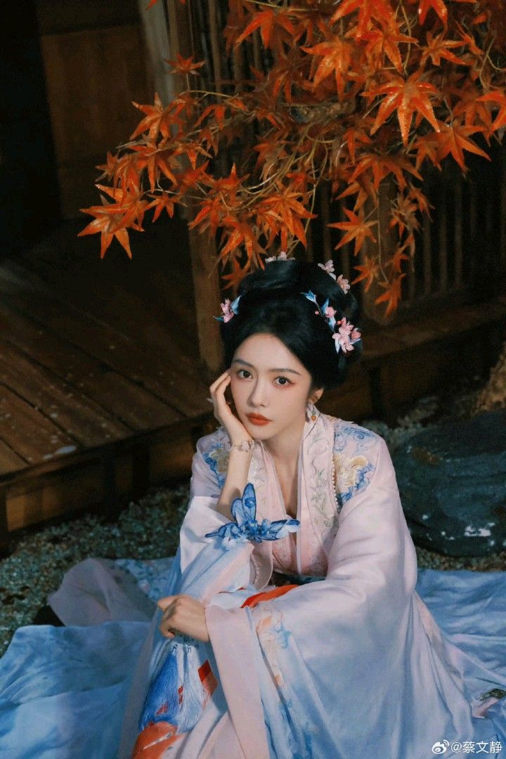 Embracing Modernity in a Green Cheongsam:The Evolution of Chinese Fashion Embracing Modernity in a Green Cheongsam:The Evolution of Chinese Fashion