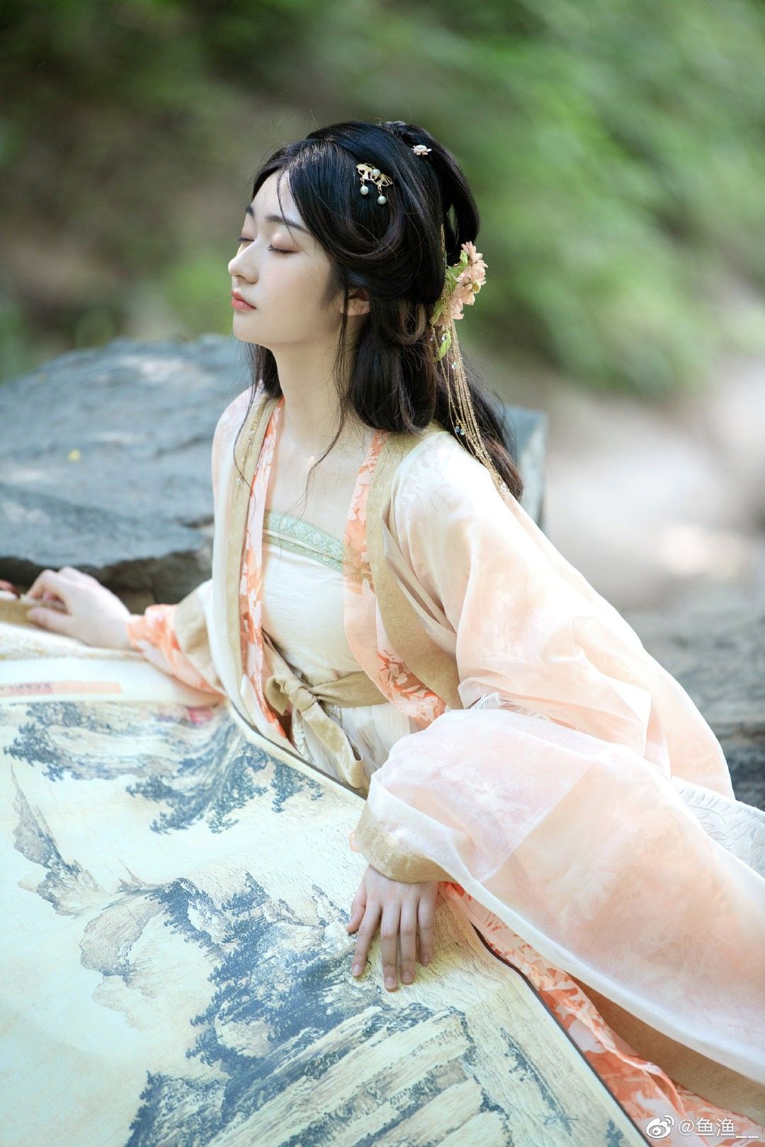 The Mellow Charm of Hanfu:The Gentle Essence of Traditional Chinese Clothing
