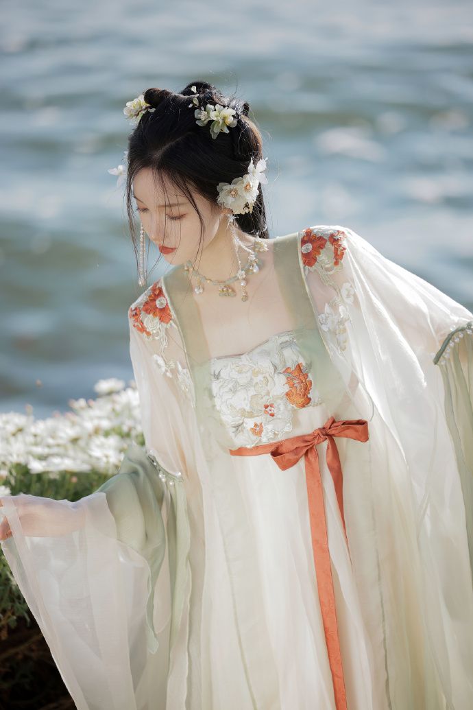 The Splendor of Qingsong Style in the Realm of Hanfu Fashion The Splendor of Qingsong Style in the Realm of Hanfu Fashion