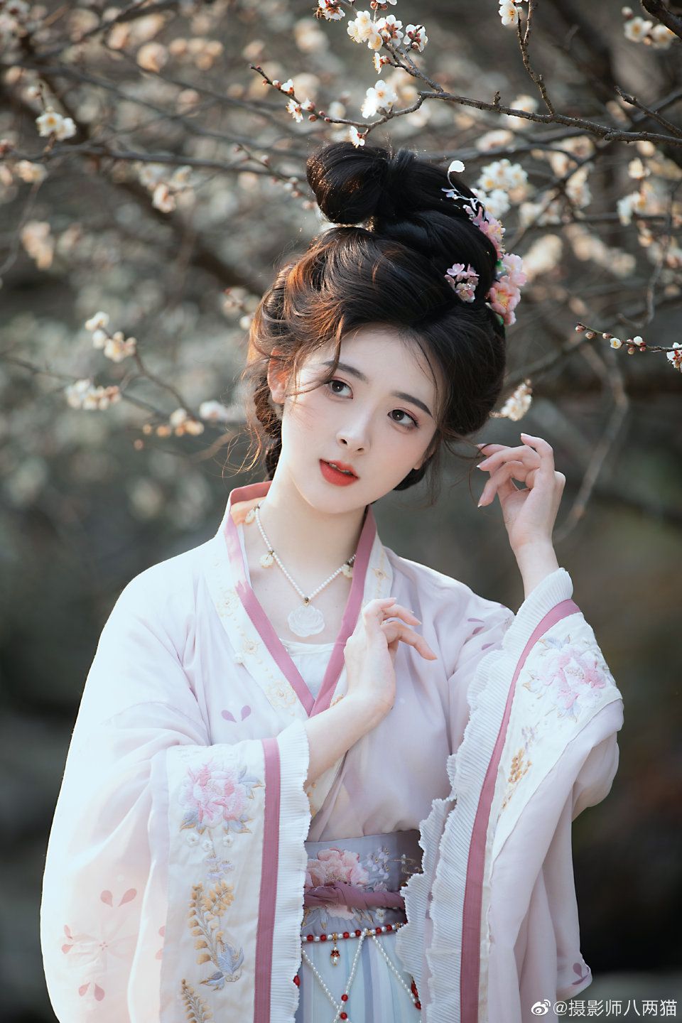 The Charm of Cheongsam and Fur Shawls:A Blend of Traditional Elegance and Modern Warmth The Charm of Cheongsam and Fur Shawls:A Blend of Traditional Elegance and Modern Warmth