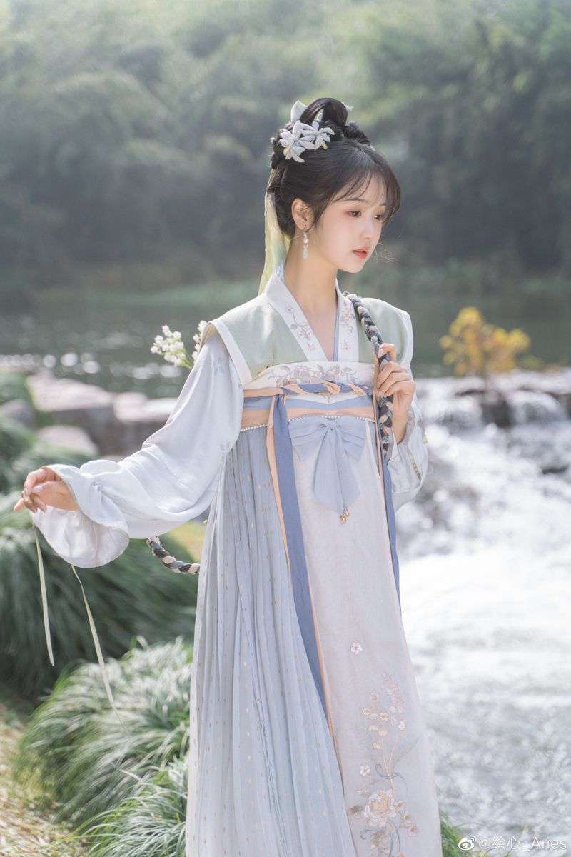 Summer Dance in the Splendor of Cheongsam