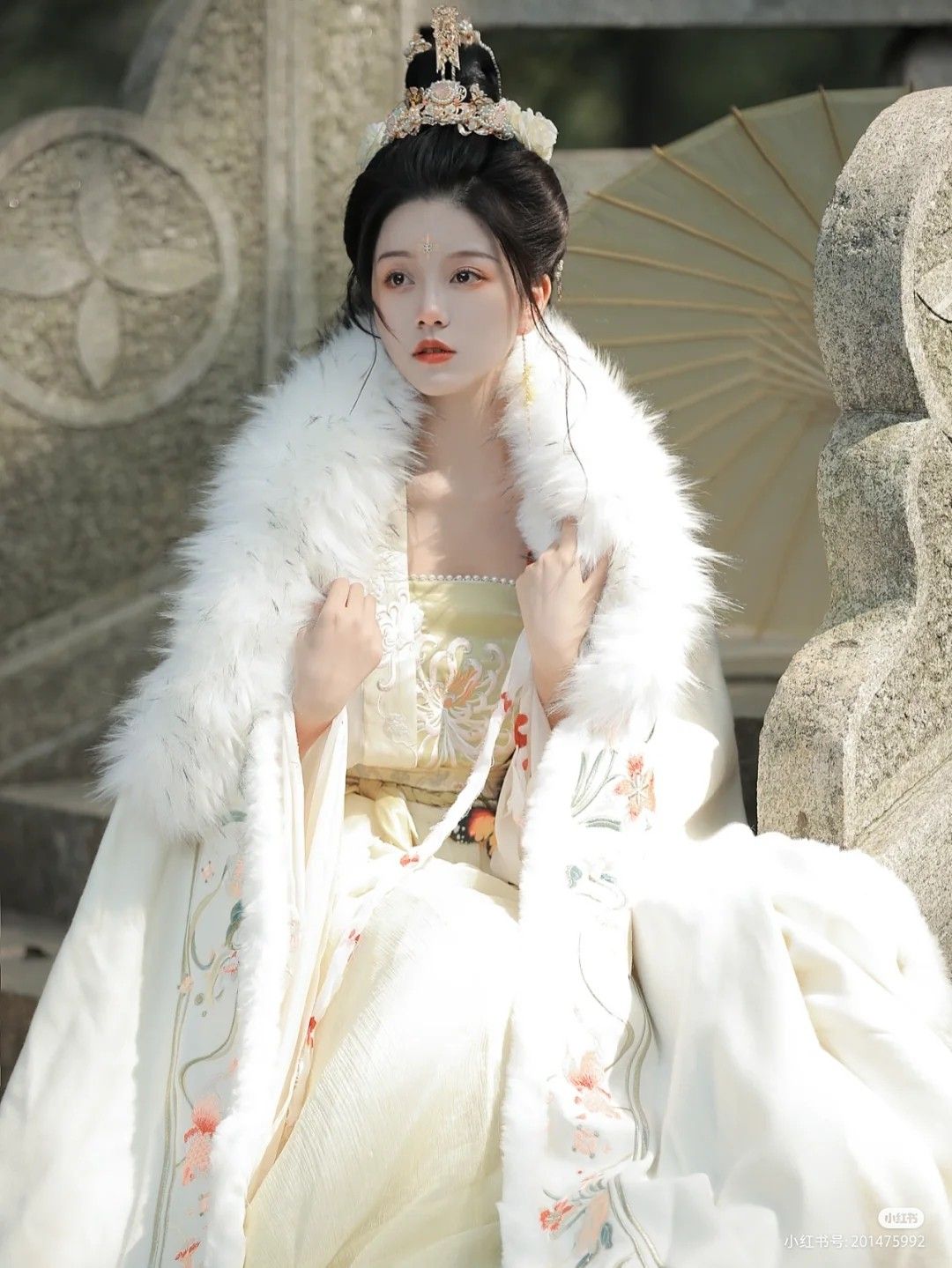 Petite女子穿汉服齐腰襦裙的时尚魅力