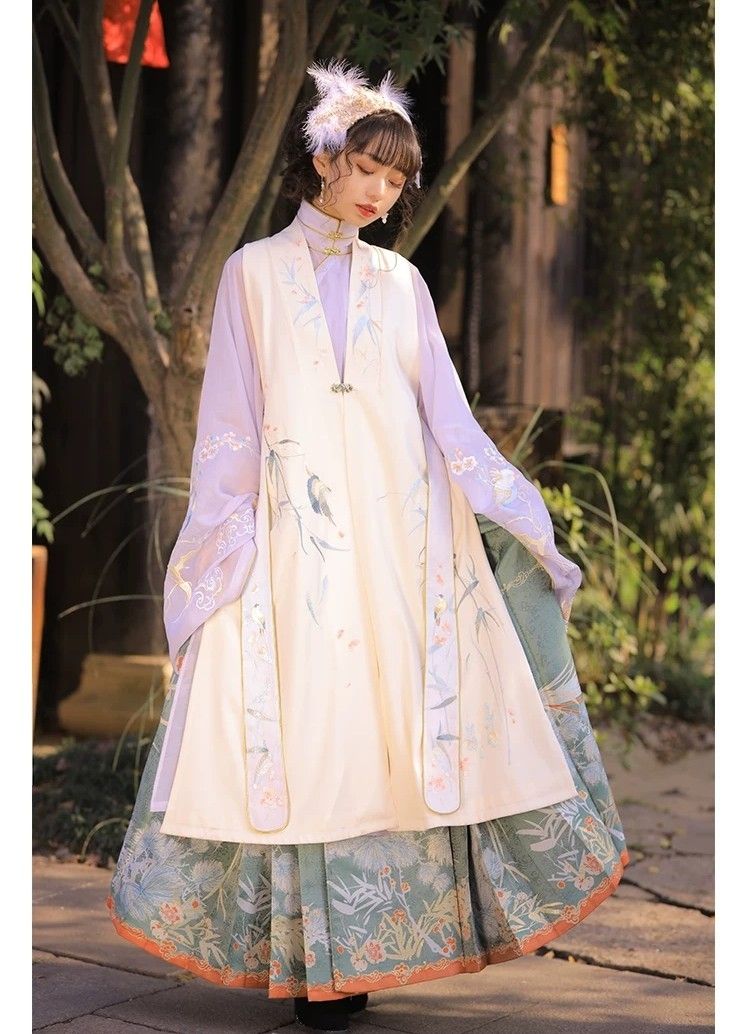 Elegant Horseface Skirt Set for Engagement Ceremony:A Blend of Tradition and Modernity