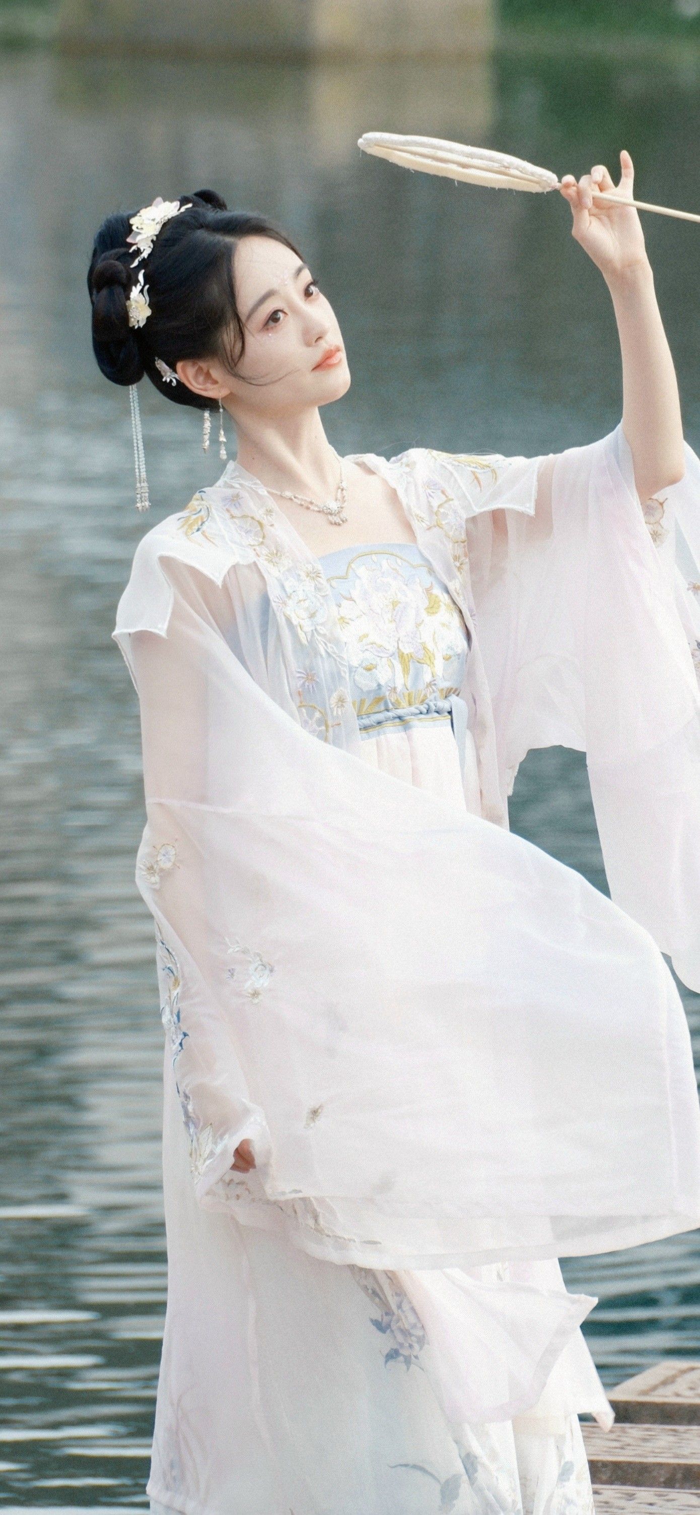 The Allure of Aristocratic Elegance:The Diversity of Cheongsam Fashion