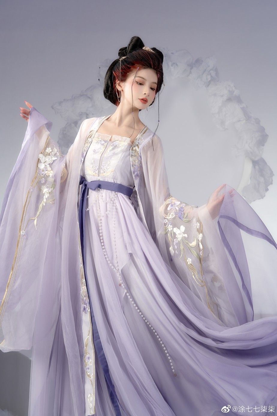 Hangzhou Silk Cheongsam:Embracing the Retro Vogue