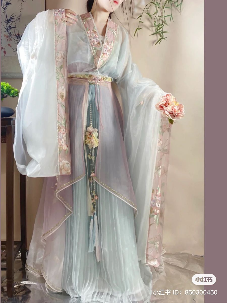 Spring and Summer Hanfu Wedding Gowns:A Guide to Traditional Bridal Attire