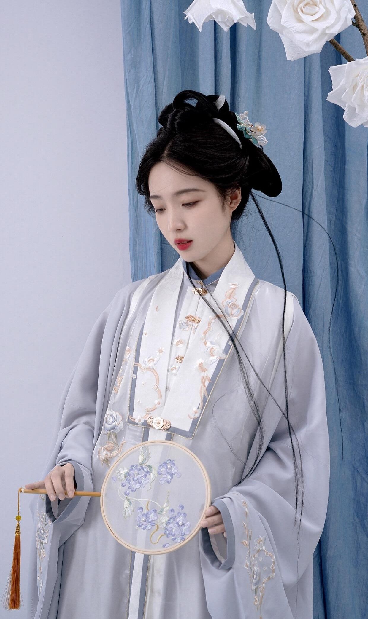 Elegant Necklaces as the Perfect Accessory for a Stylish Cheongsam Elegant Necklaces as the Perfect Accessory for a Stylish Cheongsam
